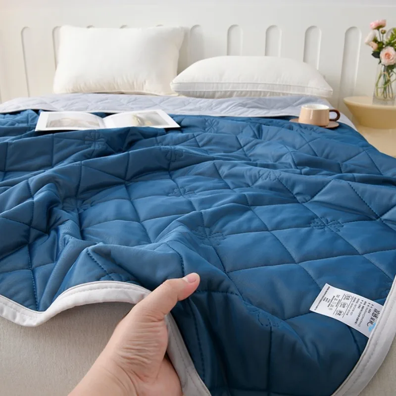 2025 neue einfarbige Eiscreme-Steppdecke aus kühler Seide, kühle Sommer-Einzel-Sommer-Steppdecke, fühlt sich angenehm an Image
