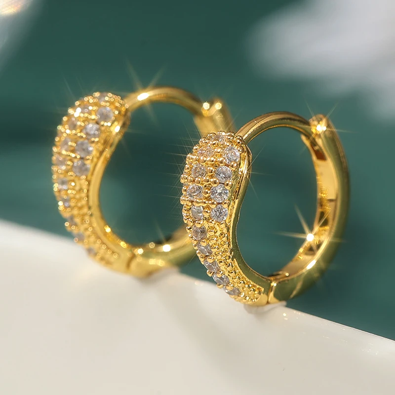 Luxuriöse, kleine, goldene Creolen in Schlangenform aus Kupfermaterial, eingelegt mit synthetischen Zirkon-Damenohrringen Image