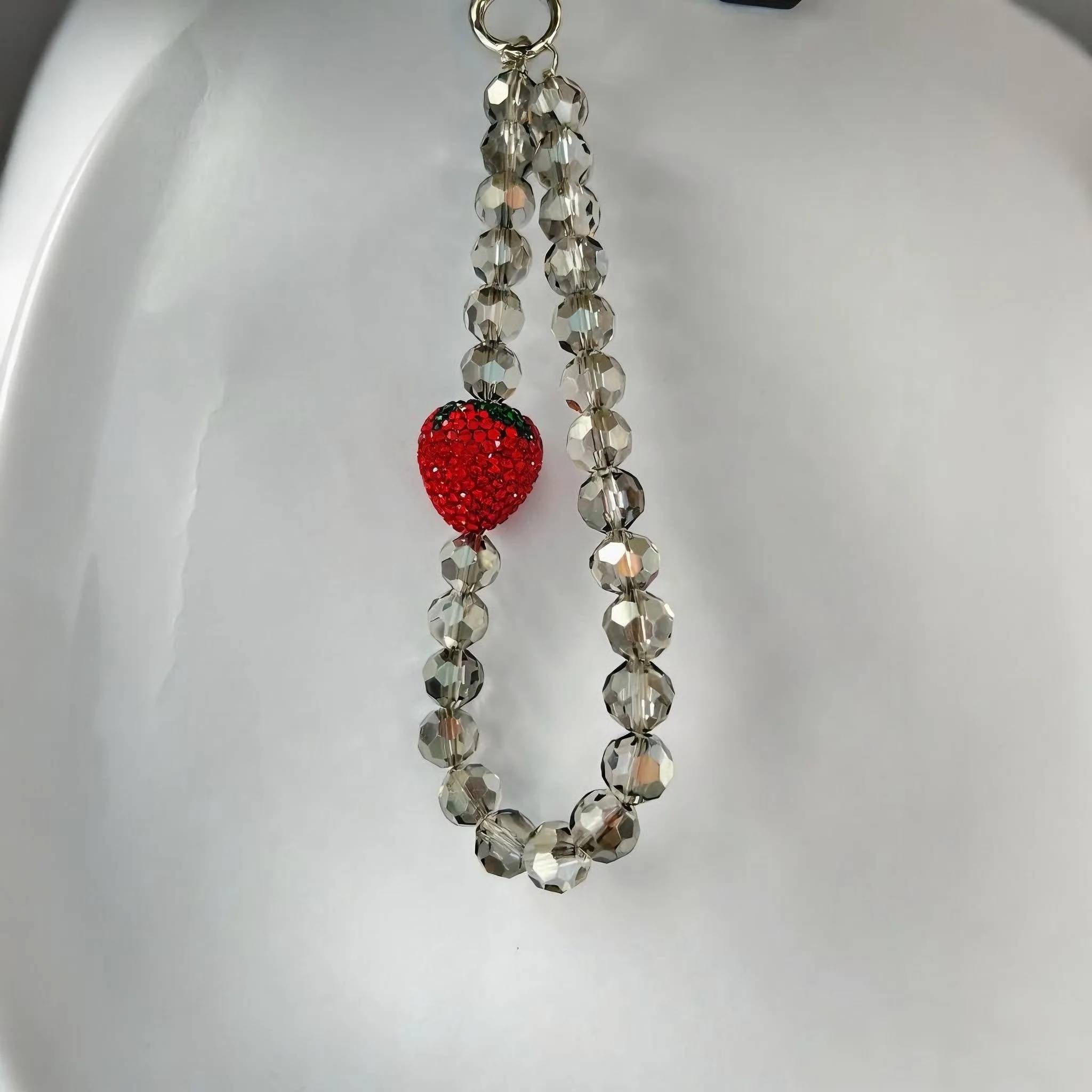 Erdbeer-Perlen-Handy-Charm-Armband, Schlüsselanhänger, handgefertigt, süßes Geschenk für Mädchen, Reisefotografie, Party im Freien, Modeschmuck Image