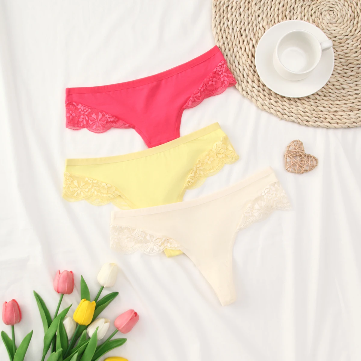 Drei Paar sexy, süße und bequeme Damen-Tangas aus Spitzen-Patchwork und einfarbige Damenunterwäsche Image