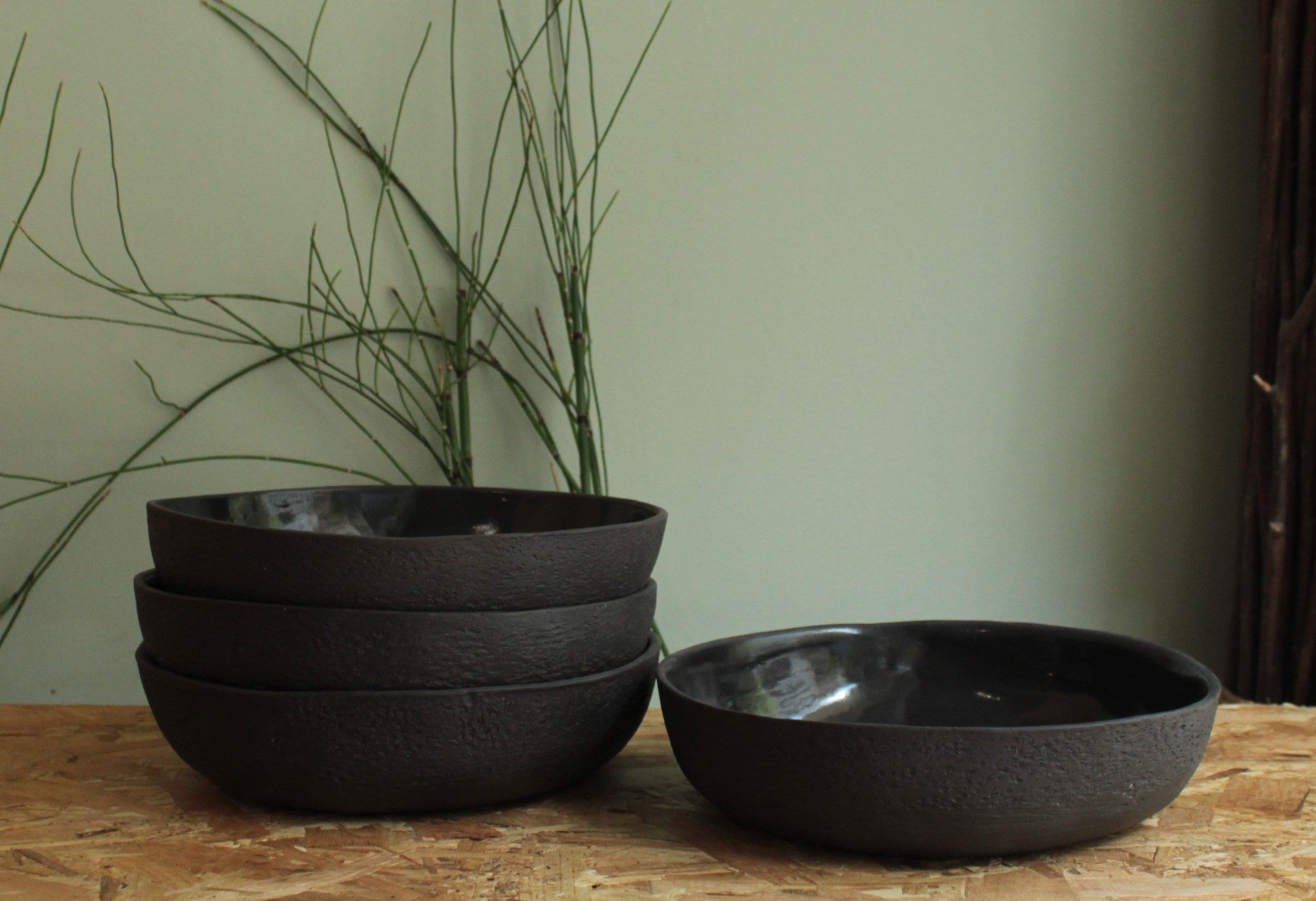 Set di 2 piatti da pasta in ceramica nera, piatti in ceramica nera realizzati a mano, stoviglie, ciotola per pasta, set da cena, piatto fondo per past