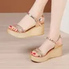 2025 Hochwertige Keilsandalen für Damen, 7 cm hoher Absatz, Sommergröße 33 34 42 43 Plateau, offener Zehenbereich, eleganter Schuh, Schwarzgold