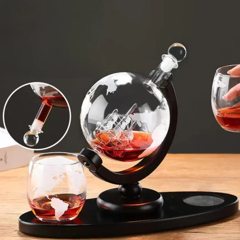 Kreatives Globus-Dekanter-Set mit bleifreier Karaffe, exquisiter Holzständer und 2 Whiskygläser, Whisky-Dekanter, Geschenk in Globusqualität Image
