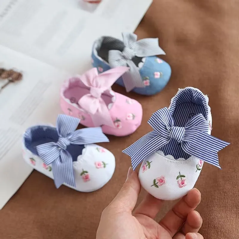 Frühling/Sommer Herbst Kleine und frische Damen bestickte Prinzessinnenschuhe 0-1 Jahre alt Schmetterlingsschleife Wanderschuhe mit weichen Sohlen Image
