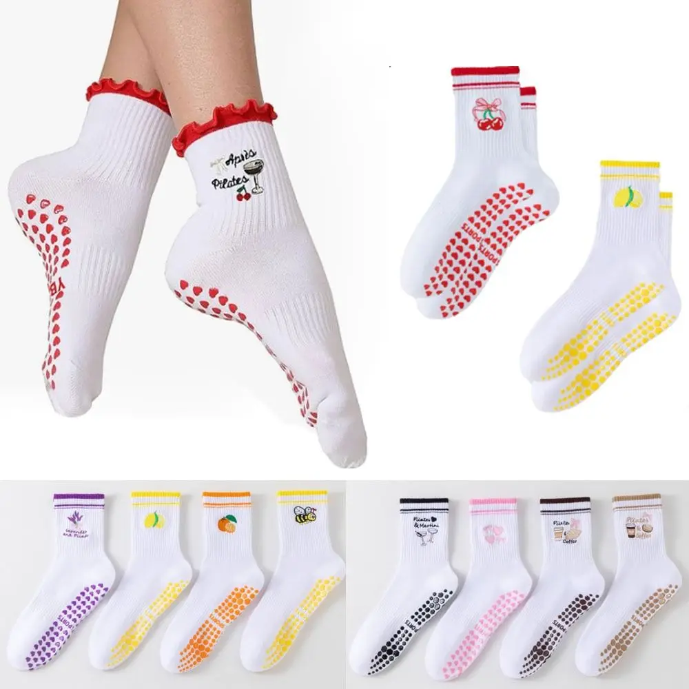 Pilates-Socken mit Griffen für Damen, süße Kirschgriff-Socken, rutschfeste Baumwolle, Rüschenmanschette, Kirschsocken für Yoga, Barre, Ballett Image