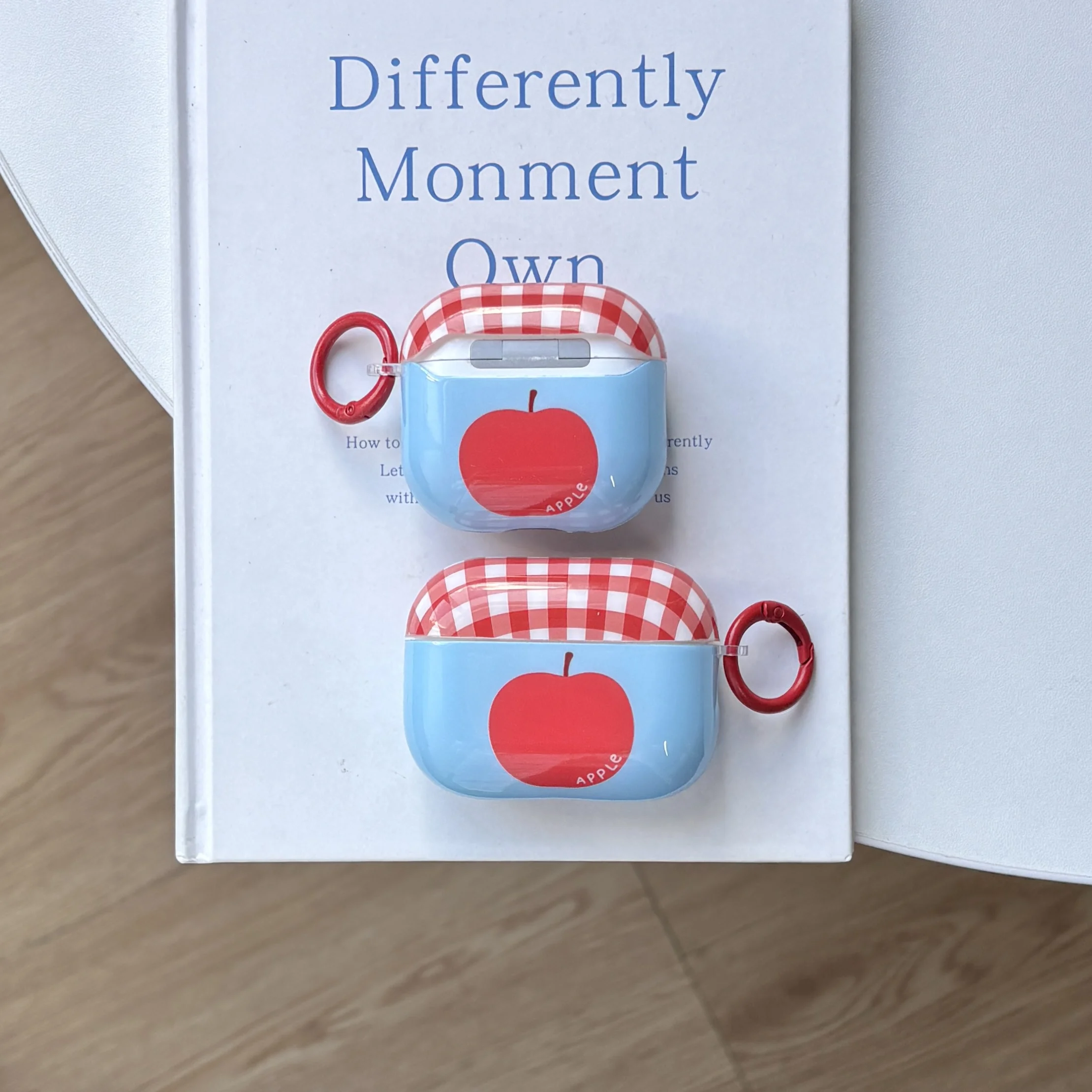 Schicke, schöne, rot karierte Apple-Muster-glänzende Schutzhülle für Kopfhörer mit rotem Ring, geeignet für AirPods 1, 2, 3, 4, Pro 2, Pro 3 Image