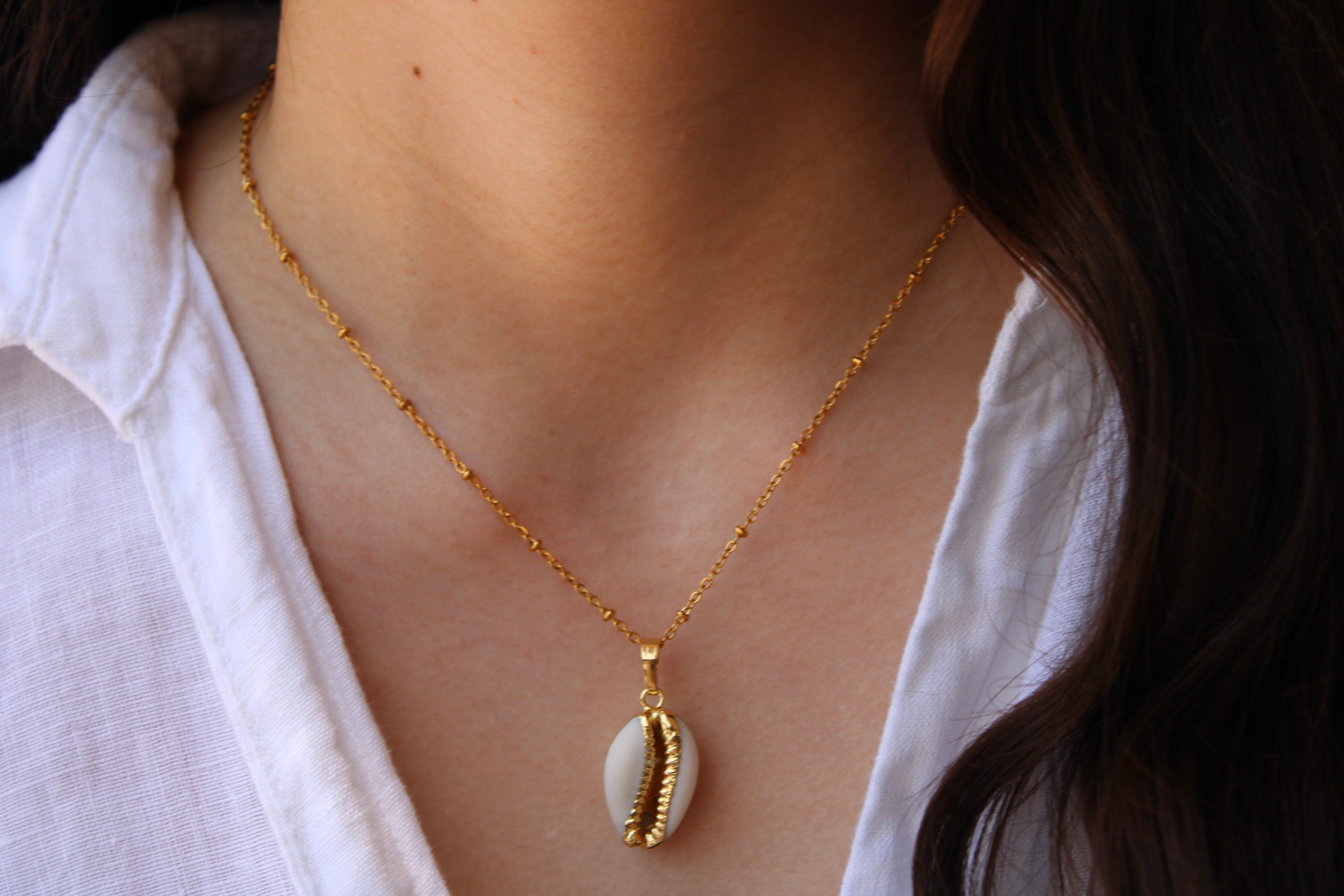Collana con conchiglia di ciprea. Collana con conchiglia. Collana con conchiglia di ciprea placcata oro 24k. Collana a strati. Collana con catena in a