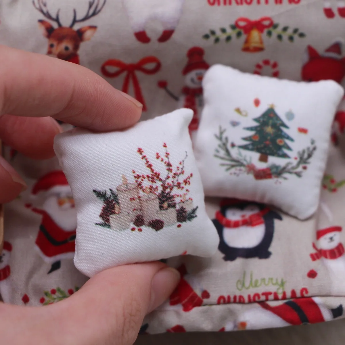 Mini oreillers de noël pour maison de poupée, accessoires de décoration de scène de salon Miniature pour maison, accessoires de modèle, décor de noël, 4/2 pièces