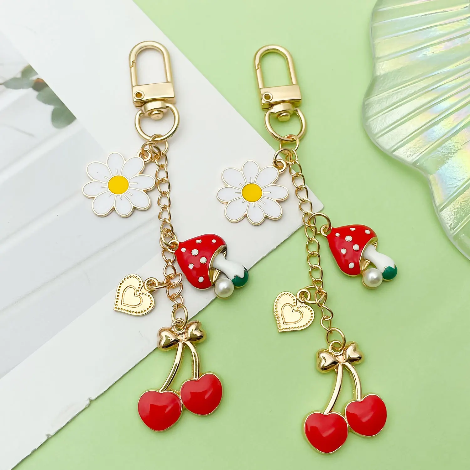 Neuer frischer und süßer Pilzkirsche herzförmiger Gänseblümchen-Schlüsselanhänger aus Legierung, Öltropfen-Anhänger, Zubehör, Rucksack, Tasse, Schlüsselanhänger Image
