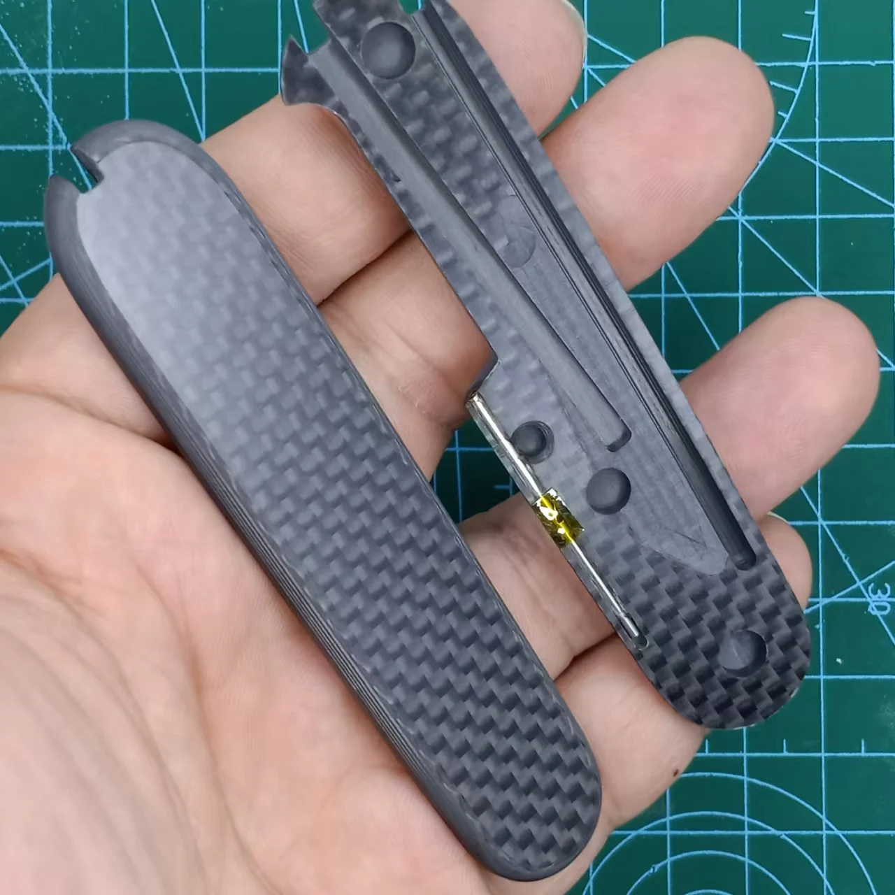 Maßgeschneiderter 3K-Carbonfaser-Waagengriff mit Zahnstocherpinzette und Kugelschreiber-Ausschnitt für 91 mm Victorinox Schweizer Taschenmesser Image