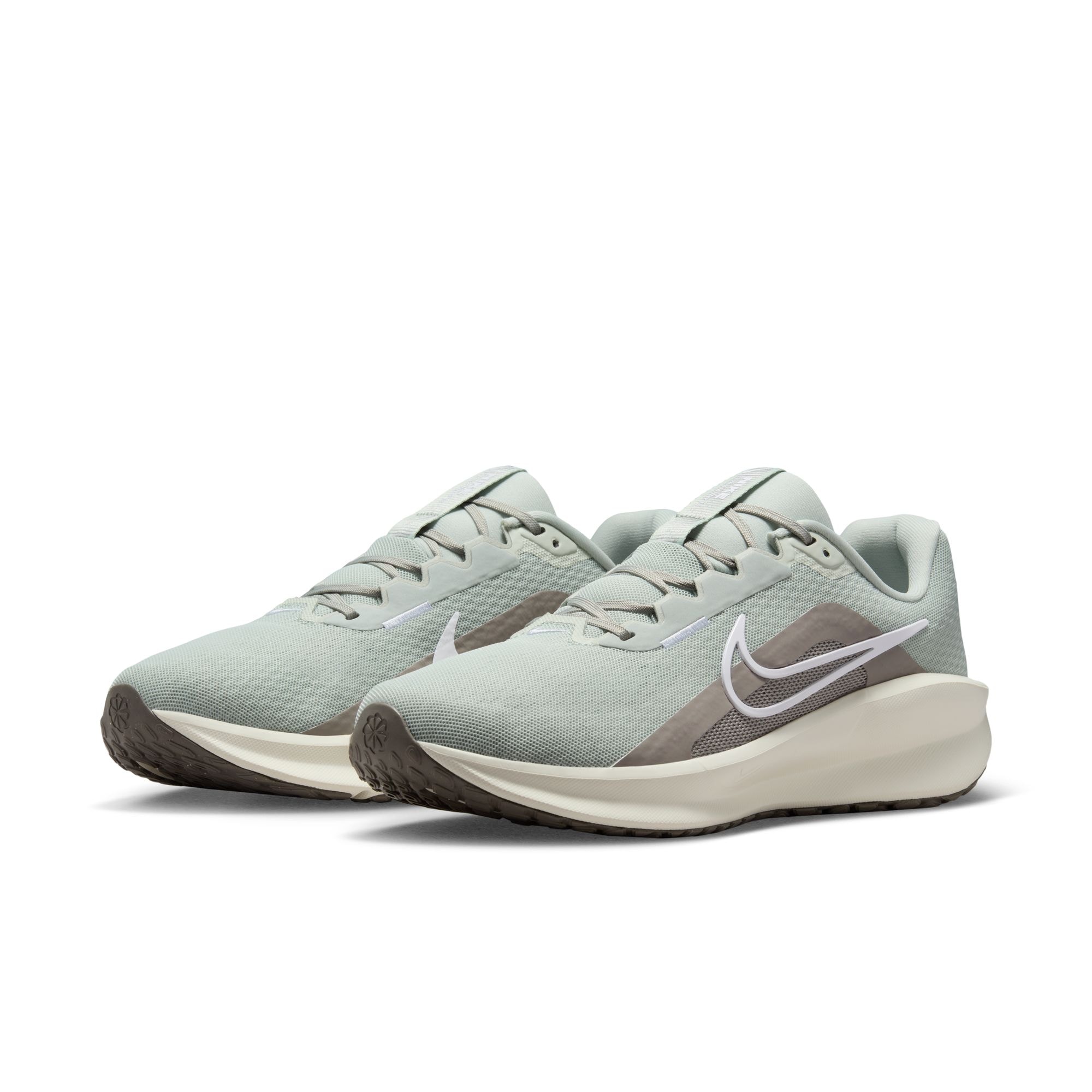 Laufschuh NIKE "DOWNSHIFTER 13", Gr. 44,5, silber (light silber, weiß, college grau, sail), Synthetik, Textil, Sportlich, Schuhe