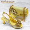 2025, neueste INS Stil Gold Farbe Elegante Frauen High Heels Nigeria Beliebte Designer Afrikanische Damen Schuhe Und Tasche Set