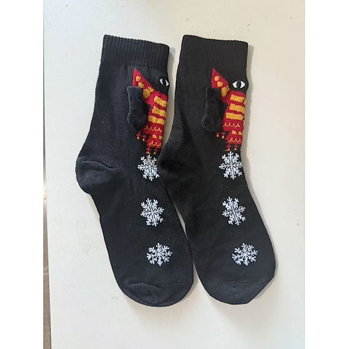Magnetische Socken, Weihnachtssocken der Winteredition, rote Weihnachtsstrümpfe mit Schaldesign, dekorative magnetische Socken mit großen Augen zum Halten der Hände, festliche Weihnachts- und Halloween-Dekoration Image