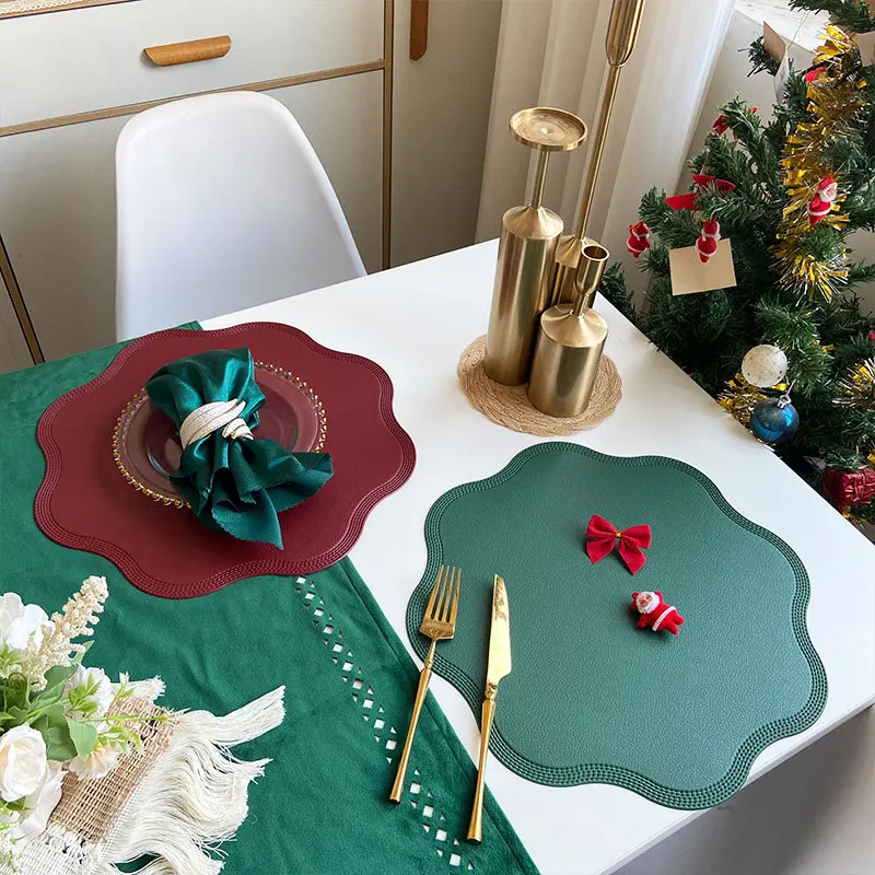 Weihnachts-Tischsets in Blumenform aus Kunstleder (1/4/6 Stück) – Rot, Grün, Schwarz, Küchenmatten für die Weihnachts-Essdekoration Image
