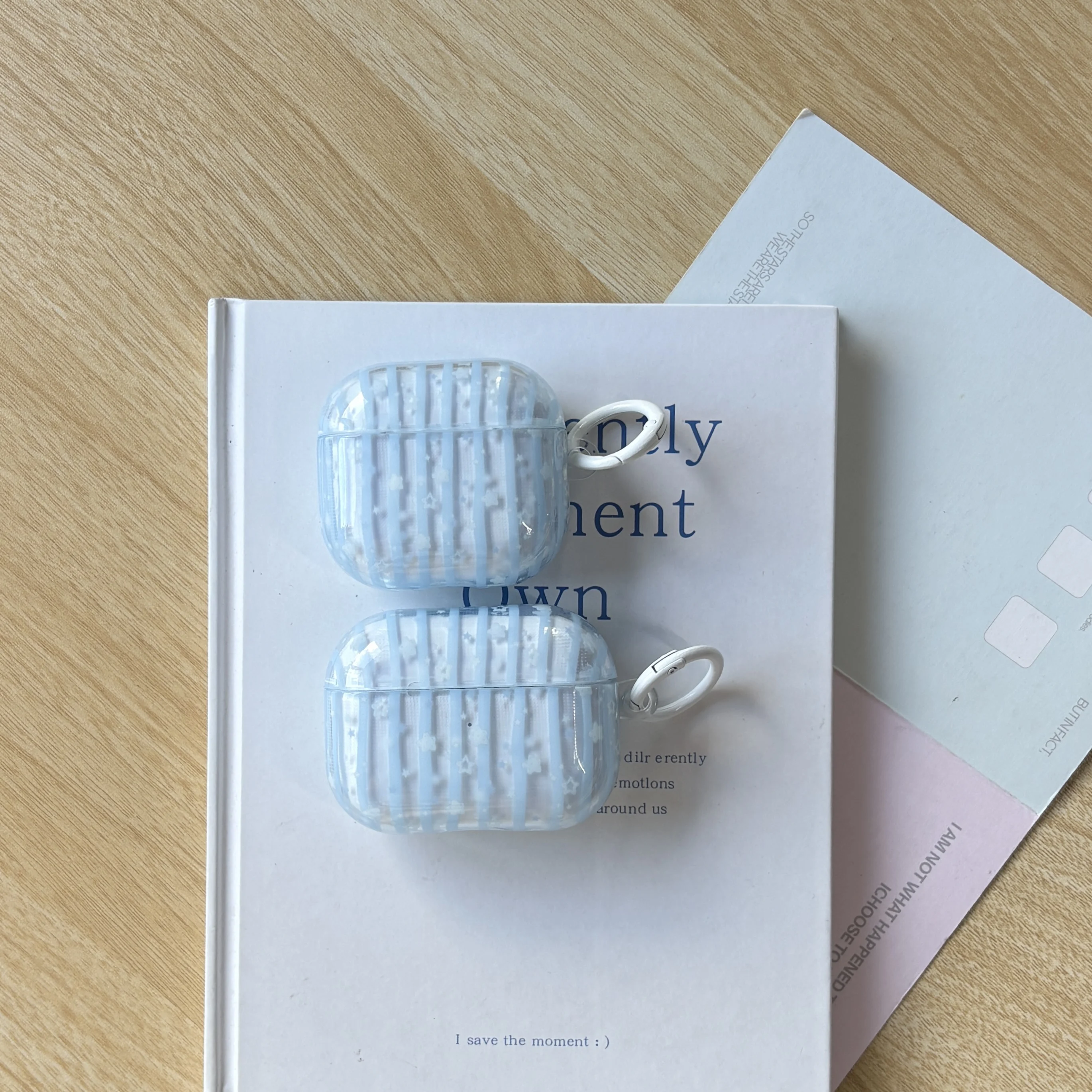 Niedliche einfache blaue Streifen-Sternmuster, transparente Schutzhülle für Kopfhörer mit weißer Ringabdeckung für AirPods 1, 2, 3, 4, Pro 2, Pro 3 Image