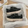 2025 Frühlings-Damenschuhe in Weiß, Nischen-Magic-Tape-Design, vielseitige lässige Skateschuhe aus Segeltuch mit dickem Boden