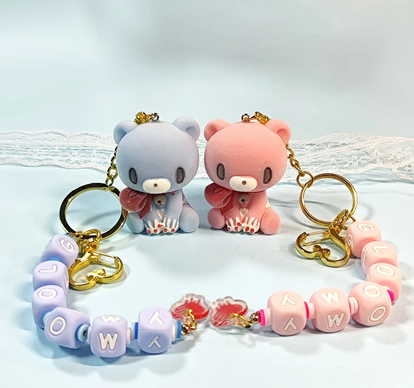 Zwei Schlüsselanhänger mit niedlichen Bärenanhängern, Buchstabenperlen und Herzanhängern. Süße Accessoires, um einen schönen Vibe hinzuzufügen. Image
