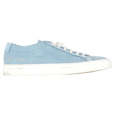 Woman by Common Projects Perforated Achilles Sneakers aus hellblauem Wildleder Image