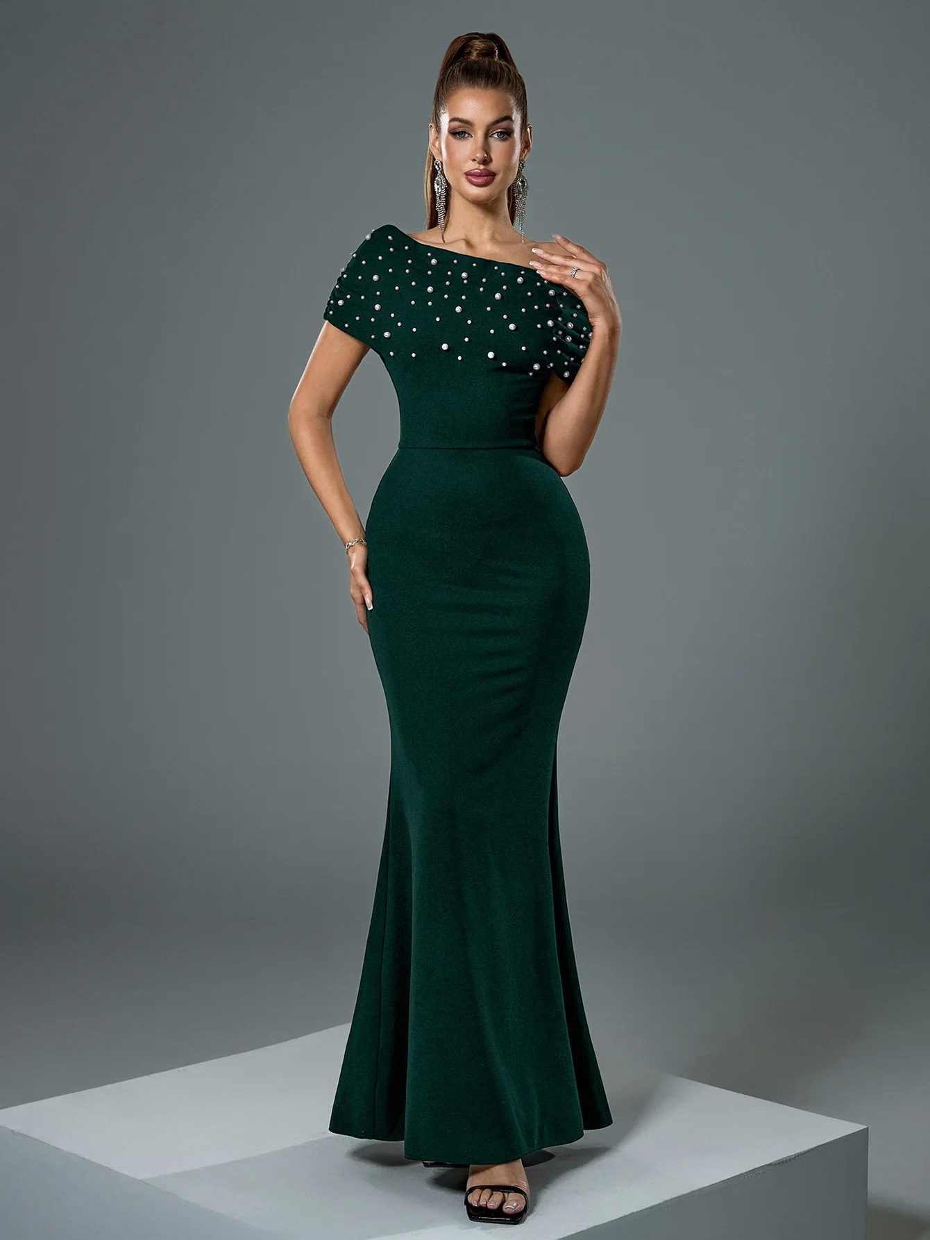 UNITHORSE Elegantes schwarzes Abendkleid für Damen, handbesticktes, asymmetrisches Schulterdesign, figurbetontes Kleid für formelle Anlässe