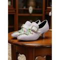scarpe da donna nere con tacco a gattino ricamate in stile vintage e fibbia di strass: eleganti décolleté floreali per abiti retrò, scarpe in costume e feste in stile Gatsby