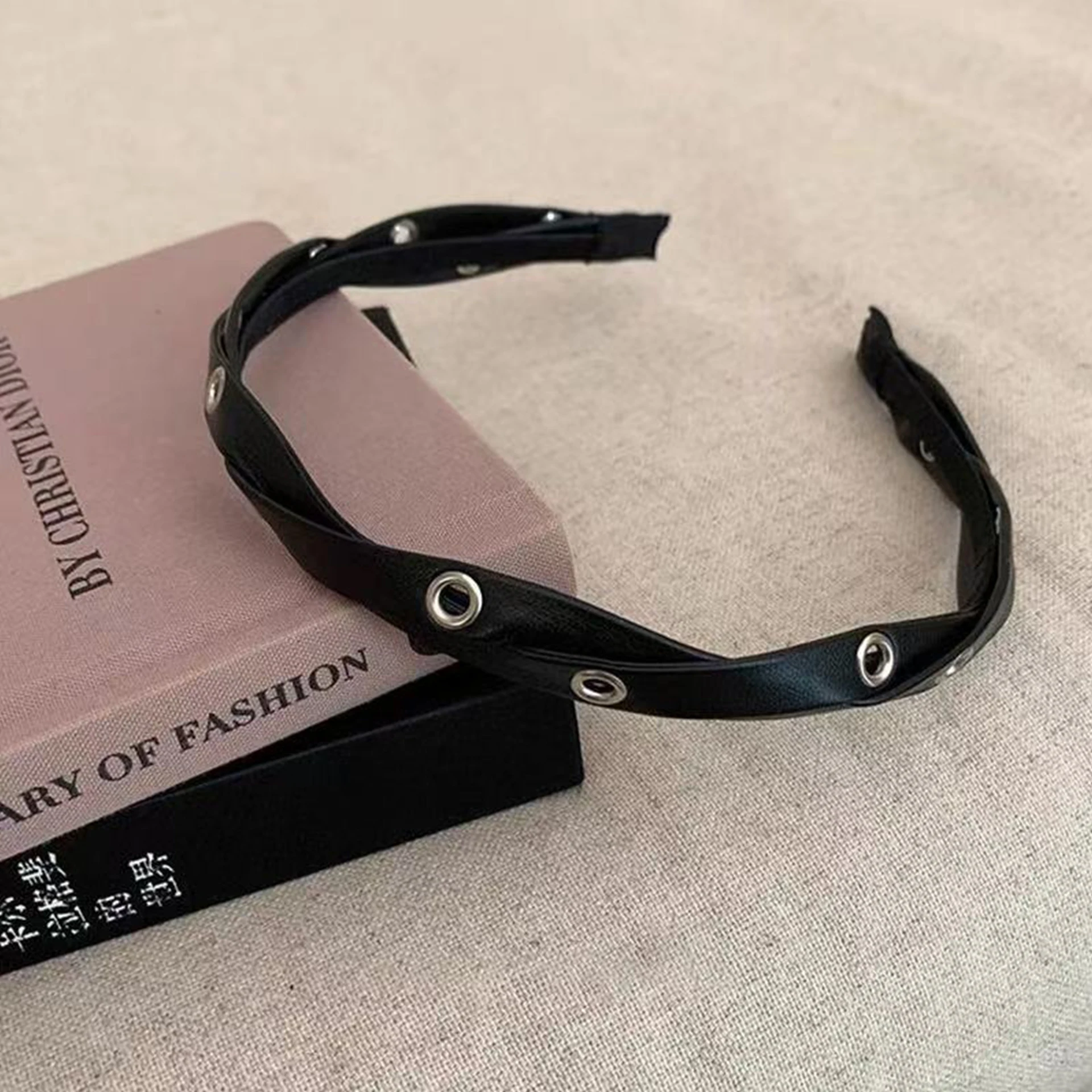 1 Stück Punk-Stil, schwarzes Leder, Nieten, geflochtenes Metall-Stirnband mit runder Schnalle, hochwertige, trendige, coole Persönlichkeit, Haarnadel-Haar-Accessoires Image