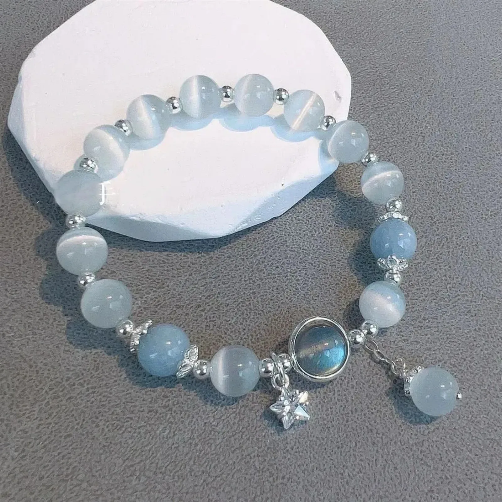 Nuovo braccialetto a catena con perline rosse alla moda per le donne Braccialetti semplici con ciondolo a farfalla cava Accessori per regali di gioielli