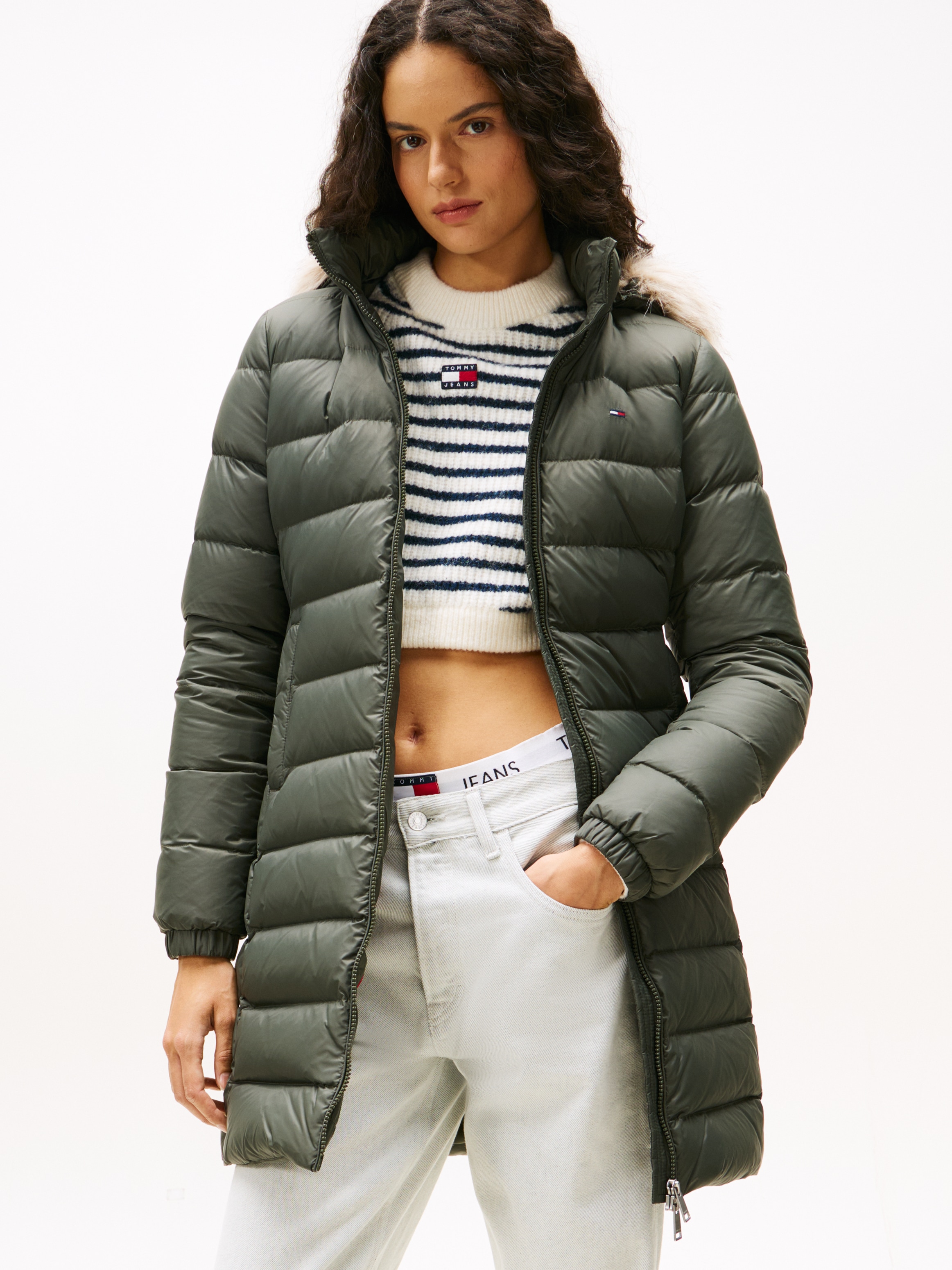Steppmantel TOMMY JEANS "TJW ESSENTIAL HOODED DOWN COAT", Damen, Gr. XS (34), grün (pewter grün), Web, Obermaterial: 100% Nylon, unifarben, regular fit hüftbedeckend, Rippbündchen, Mäntel Steppmantel, mit Fellimitat, Logostickerei