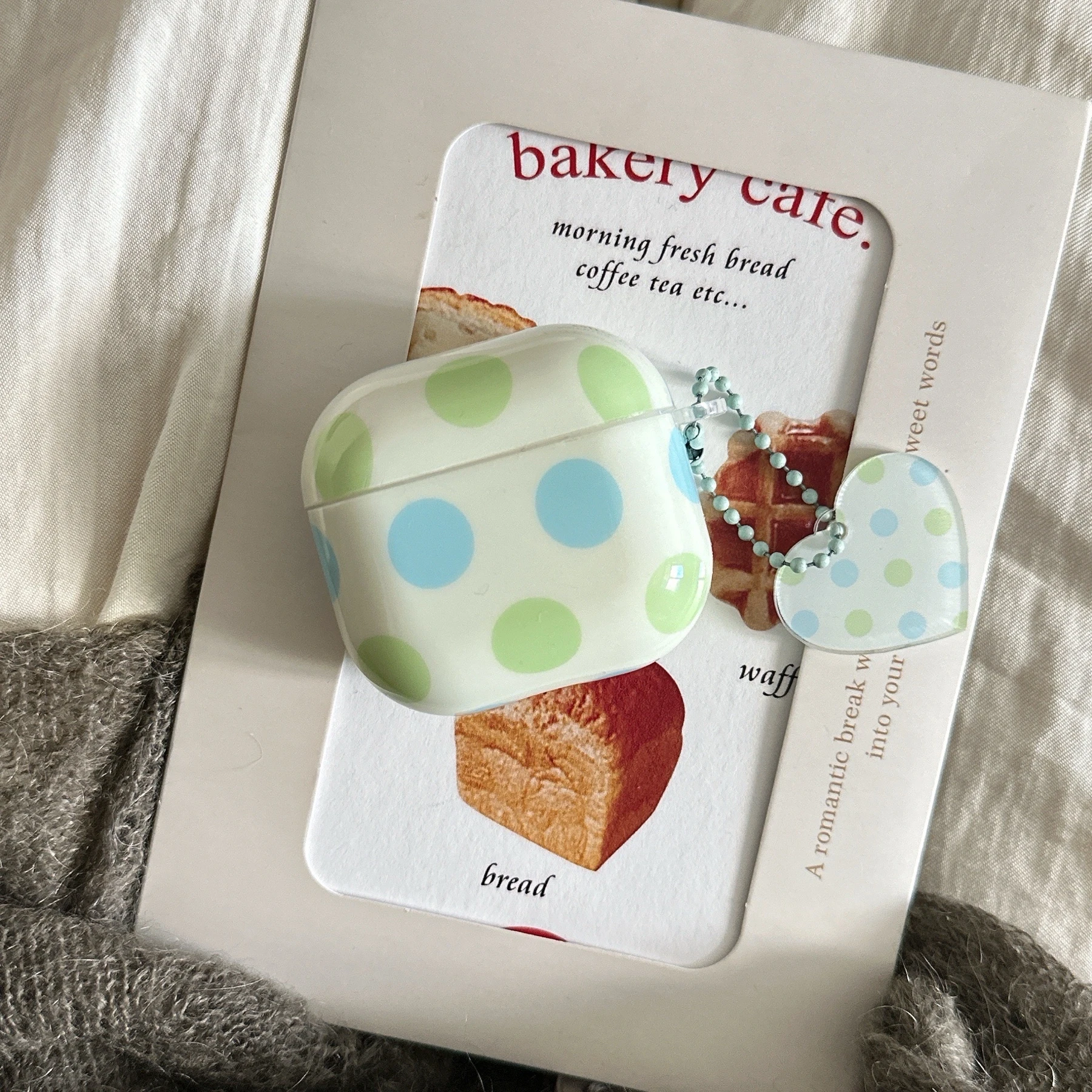 Einfache koreanische große gelb-blaue Polka Dot-Muster mit Ring und Anhänger, schützende Kopfhörerhülle für AirPods 1, 2, 3, 4 Pro Pro 2 Image