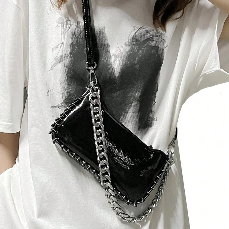 Sac à bandoulière pour femmes au design de chaîne en métal à la mode, sac pour femmes décontracté à la mode de rue exquis et simple.