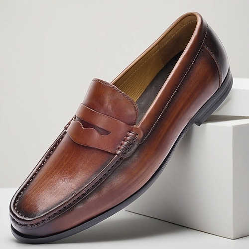 Herren-Pennyloafer aus braunem Leder mit klassischem Mokassin-Design, formeller Business-Kleidungsstil für Büroangestellte und Hochzeitsanlässe Image