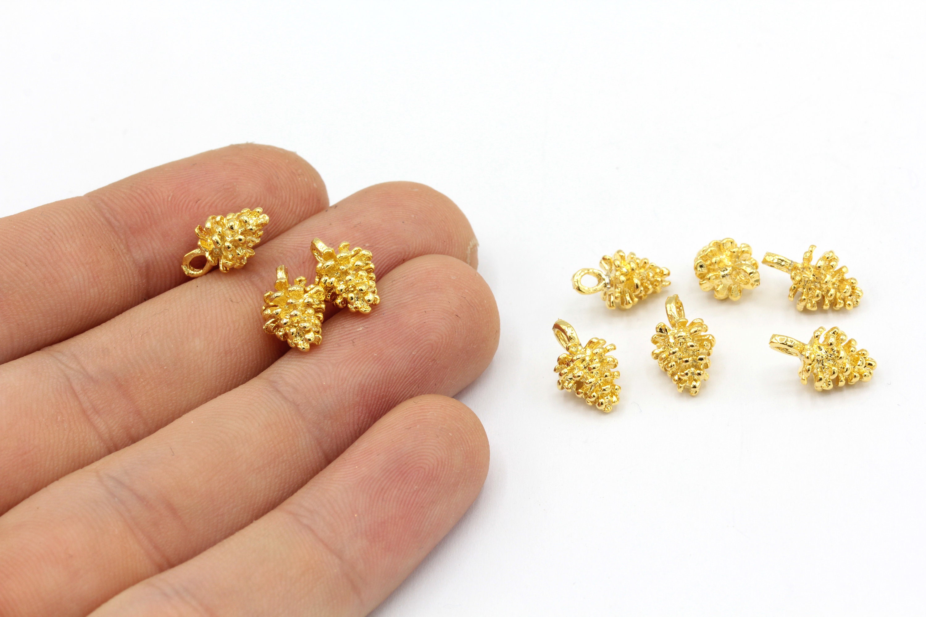 Ciondolo a forma di pigna placcato oro lucido 24k da 7 x 12 mm, ciondolo a forma di cono, ciondolo a forma di cono piccolo, gioielli a forma di cono,