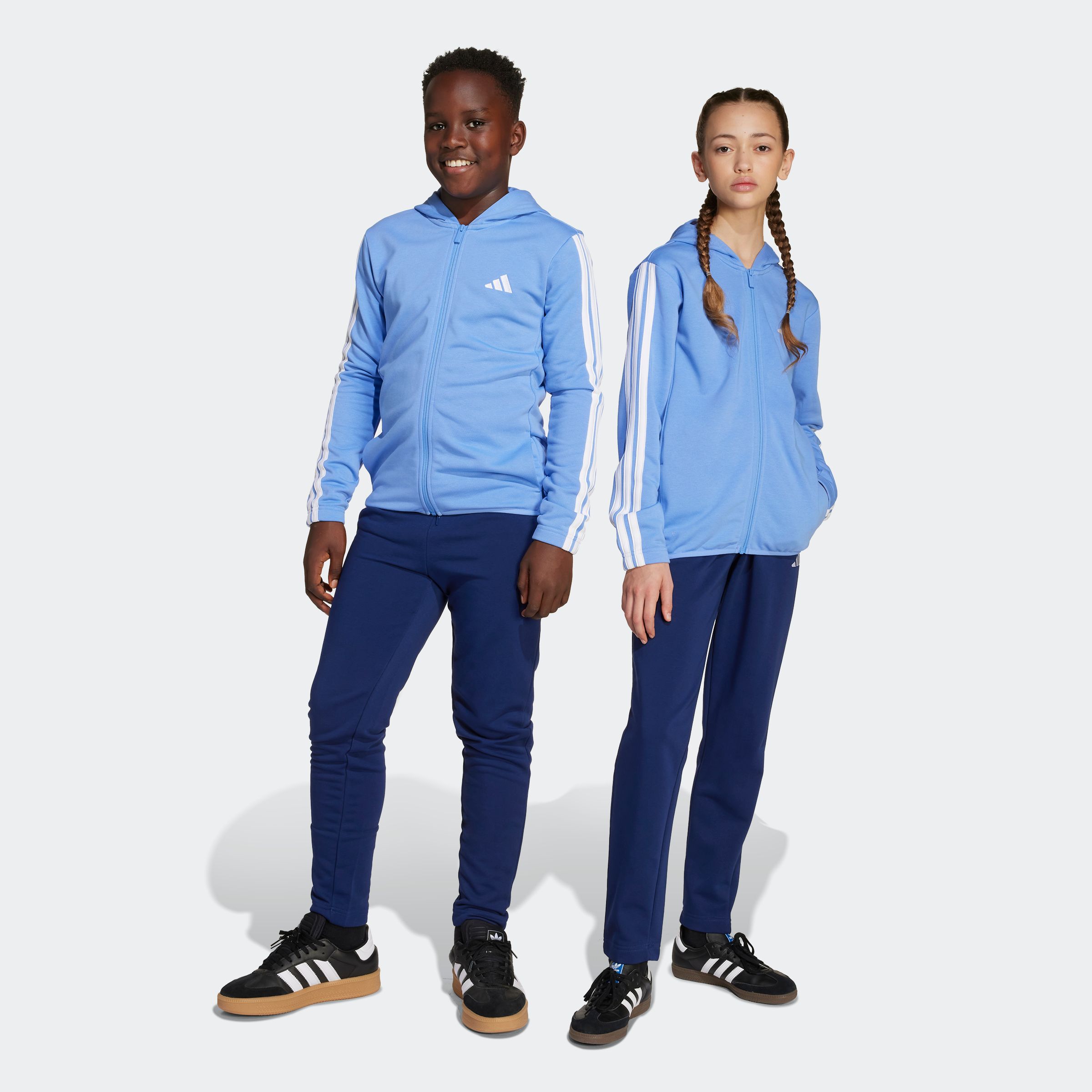 Trainingsanzug ADIDAS SPORTSWEAR "J 3S FT TS 220", Kinder, Gr. 152, blau (blau fusion, weiß), Obermaterial: 52% Baumwolle, 48% Polyester, Sportlich, Sportanzüge Image