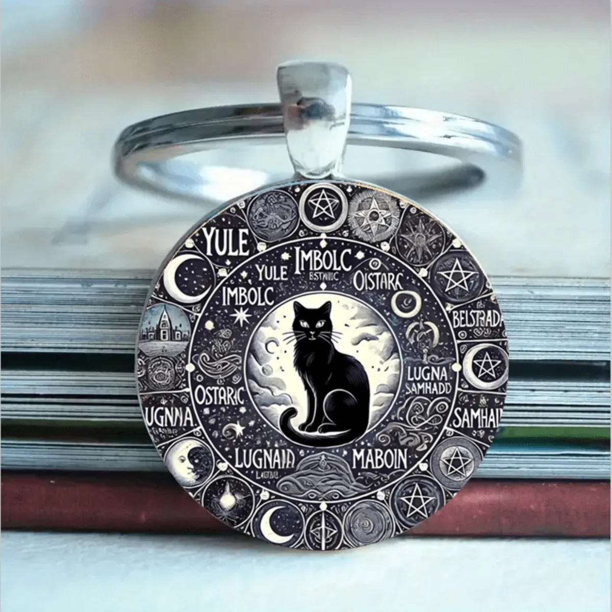 Heidnischer Kalender-Schlüsselanhänger 2025: Vintage-Hexerei und magisches Design, Geschenk aus Zinklegierung Image
