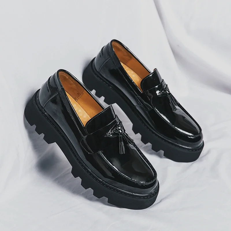 Neue schwarze Slipper Männer Pu Lederschuhe atmungsaktive Slip-On feste Freizeit schuhe hand gefertigte Herren Kleid Schuhe