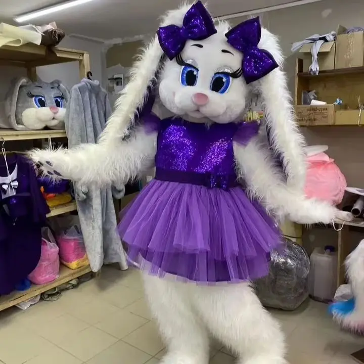 Weißes Kaninchen-Maskottchen, lila Kleid, Hase, Werbung, Spaziergang, Maskottchen-Kostüme, Kleidung, Karneval, Party, Modenschau Image