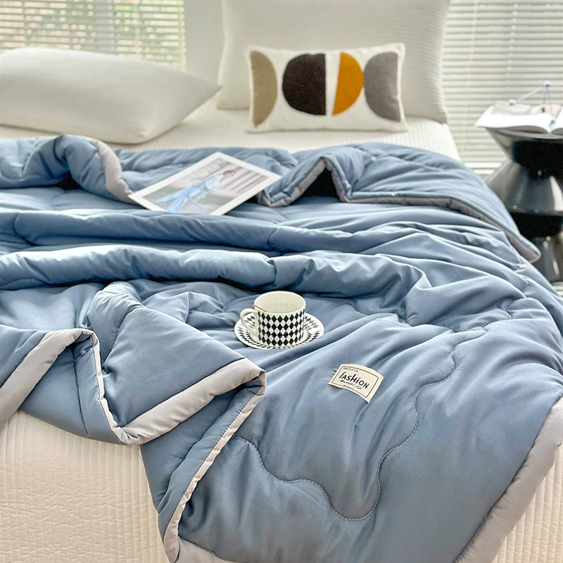 Eine blaue Sommerdecke, einfache Heimstil, gewaschene Baumwolle, rechteckig, bequem, hautfreundlich, Sommerdecke, Frühlings- und Sommerschlafzimmer Image