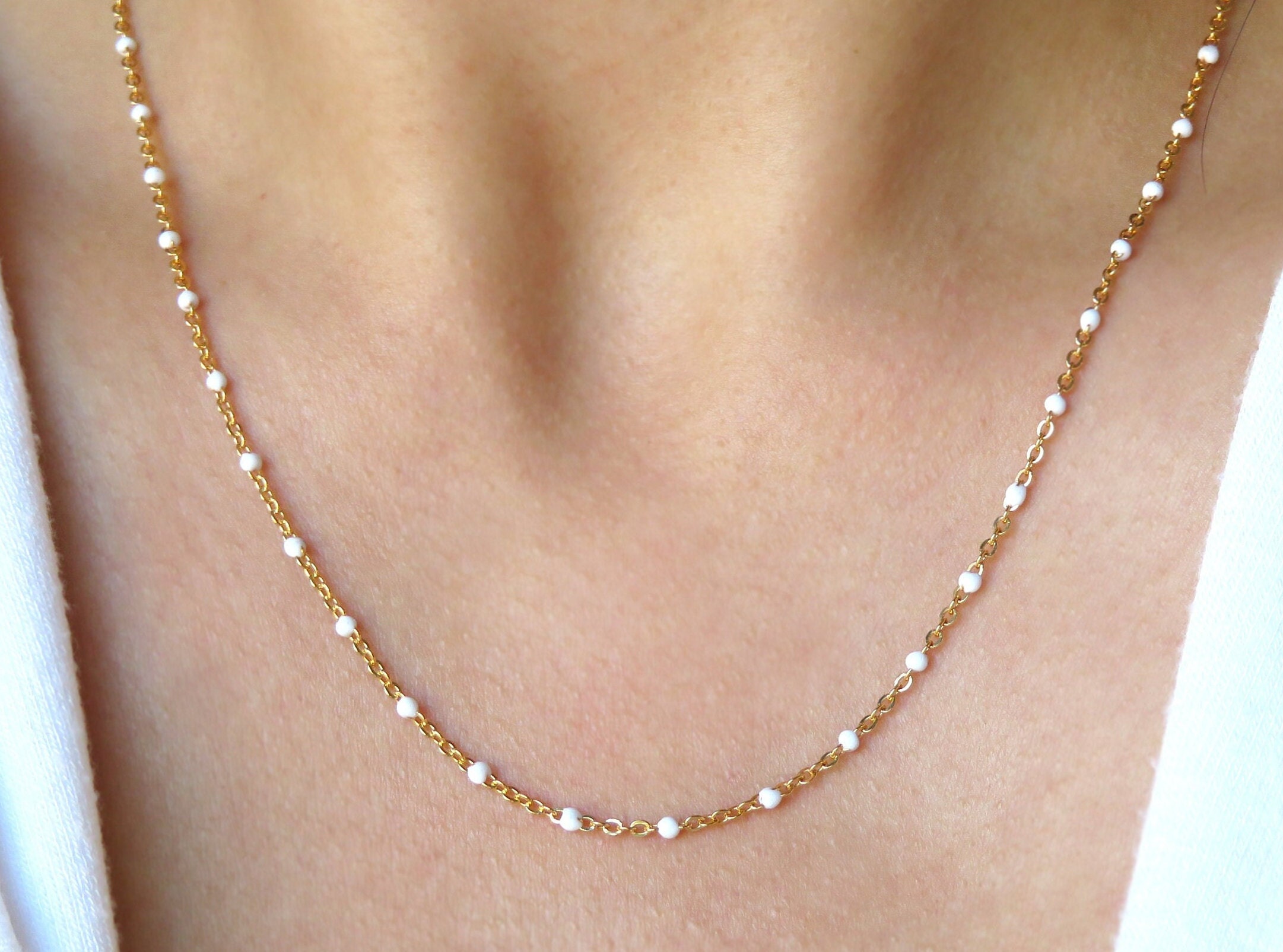 Collana in oro con perline bianche, collana con perline d'oro, collana riempita d'oro, collana con perline bianche, collana delicata, gioielli con pie