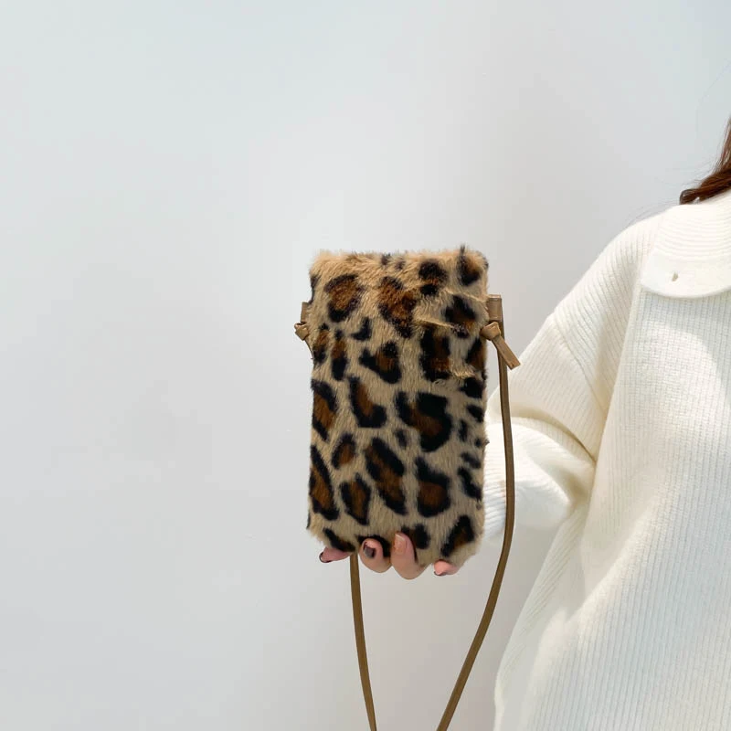 Mode nouveau couleur unie épaule sous les bras sac femmes en peluche doux automne hiver mode moelleux fourre-tout sac à main dame voyage sac à main