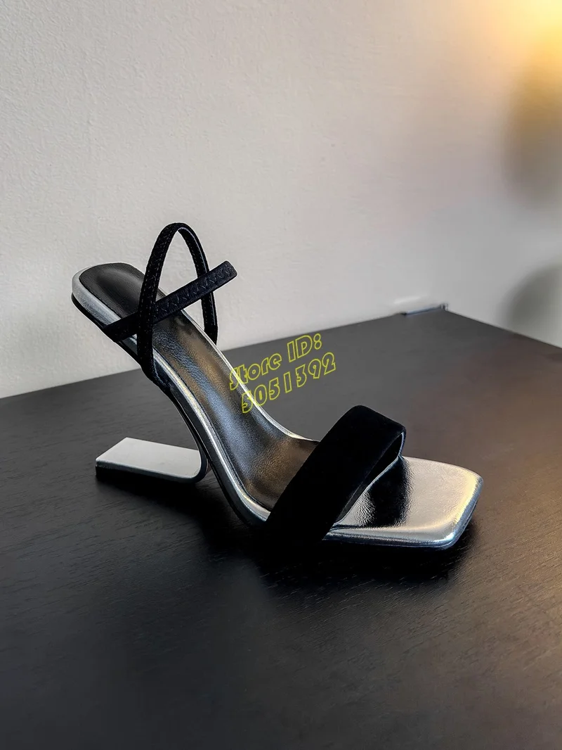 Sandalen im seltsamen Stil mit Metallabsatz, Gold, Silber, quadratische Zehenpartie, Knöchelschnalle, Runway 2025, Sommer-Damen-One-World-Riemen-Schuhe