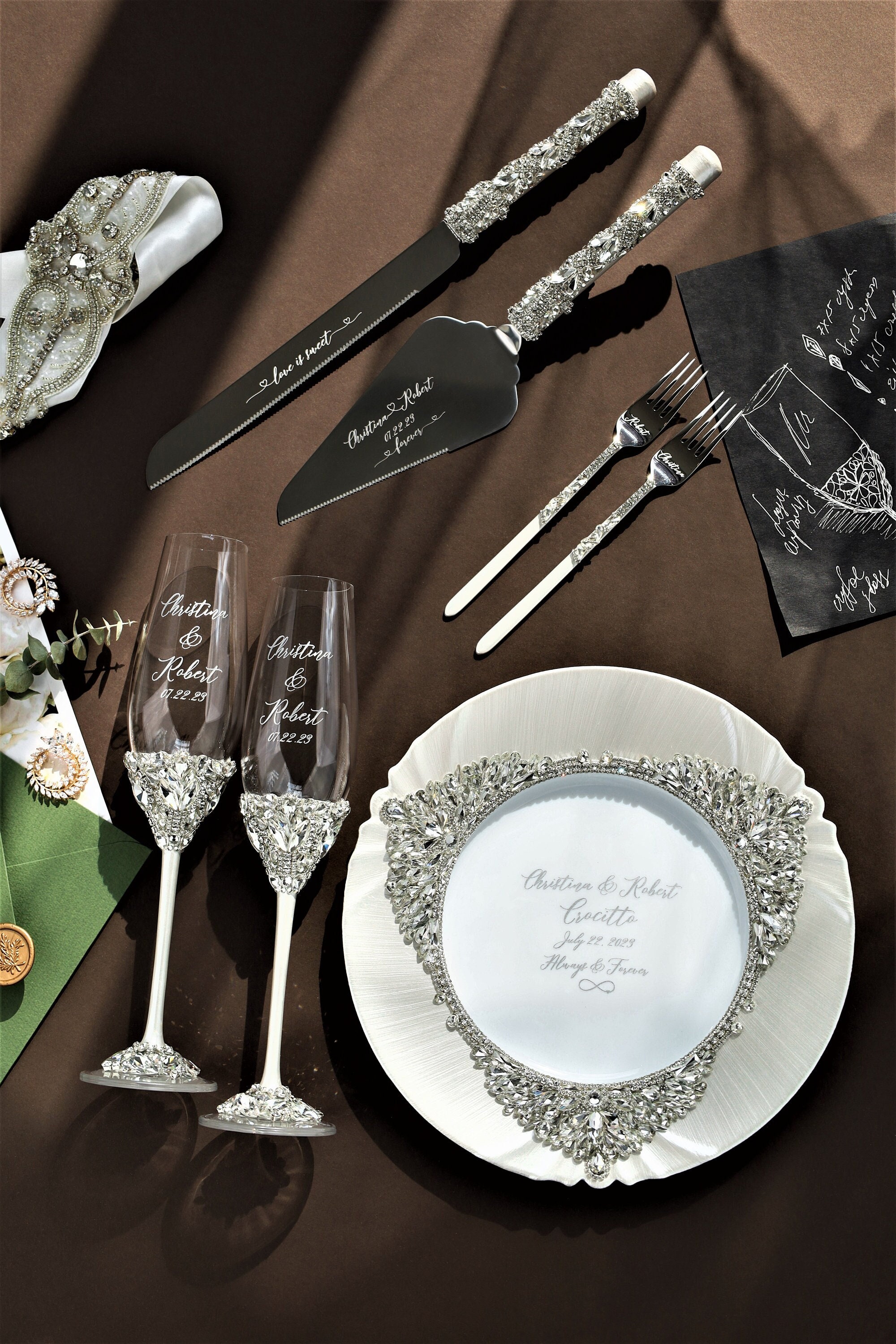 Bicchieri da brindisi per matrimonio bianco e set per taglio torta, calici da champagne bianco e set per torta, forchette da portata, regalo di annive