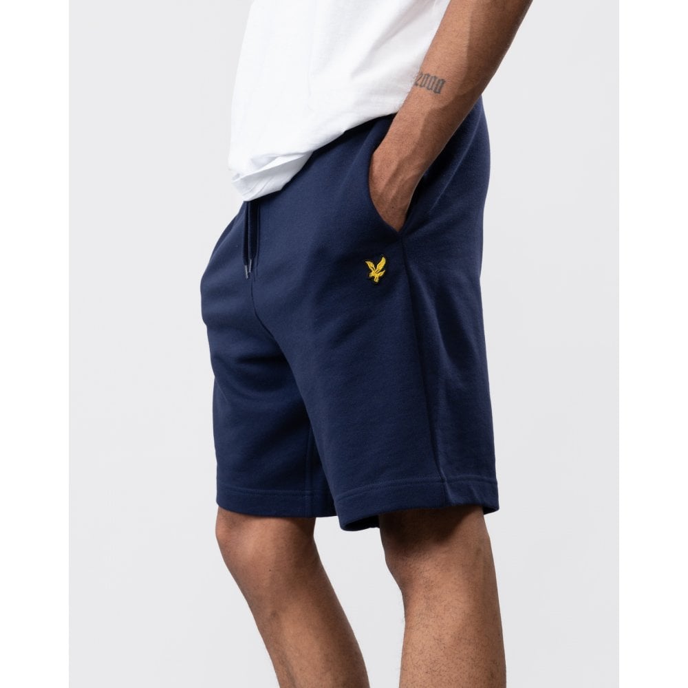 Die Lyle & Scott Men's Sweat Shorts sind ein ganzjähriges Grundnahrungsmittel für jeden Mann. Lässige Shorts für Männer für harte Workouts oder zum Abhängen. Sie bestehen aus 100 % Baumwolle, sind leicht und atmungsaktiv und verfügen über zwei... Image