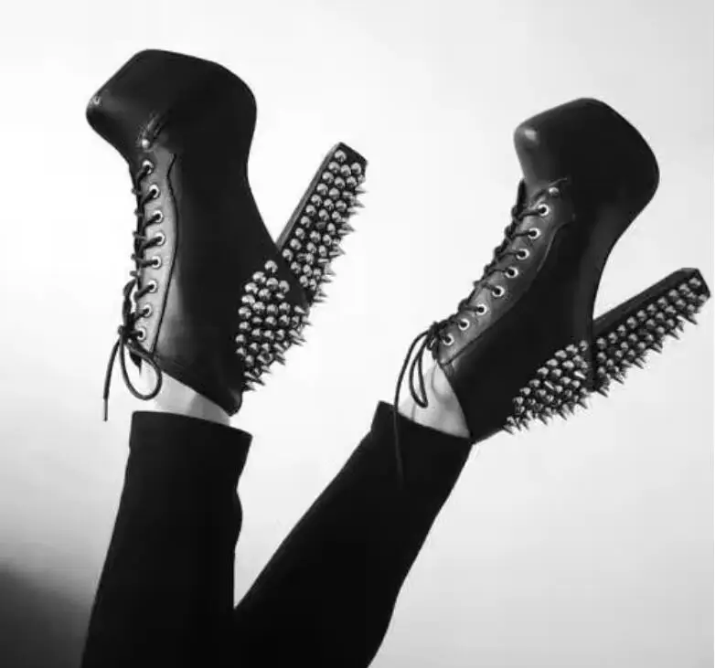 Sexy High Platform Block Heels Metall Spike Nieten Punk Stiefeletten Sexy Nieten Zurück Nieten Blockabsatz Kurze Motorradstiefel