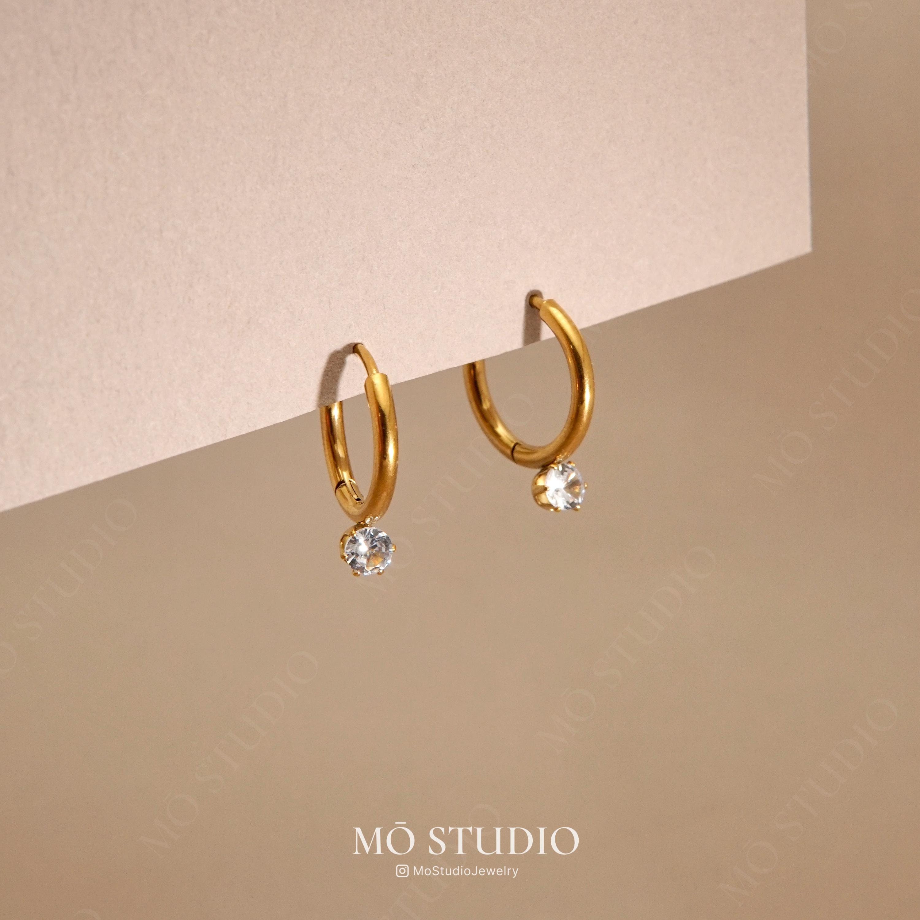 Piccoli orecchini a cerchio Huggie in oro e diamanti, piccoli orecchini a cerchio con zirconi cubici, piccoli orecchini minimalisti, sottili orecchini