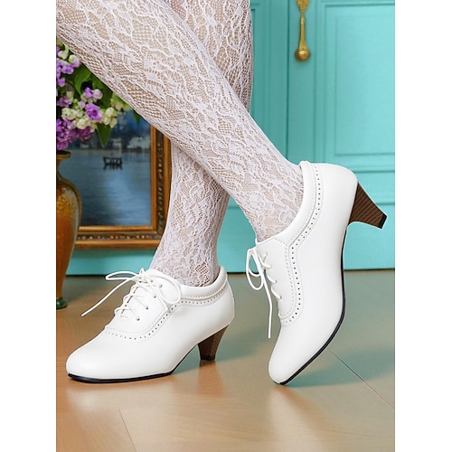 Braune Oxford-Schuhe zum Schnüren für Damen mit niedrigem Blockabsatz und Brogue-Details, Vintage-Kleiderschuhe im Edwardian-Stil der 1950er Jahre für Cosplay, Retro-Partys tägliche Mode-Outfits Image