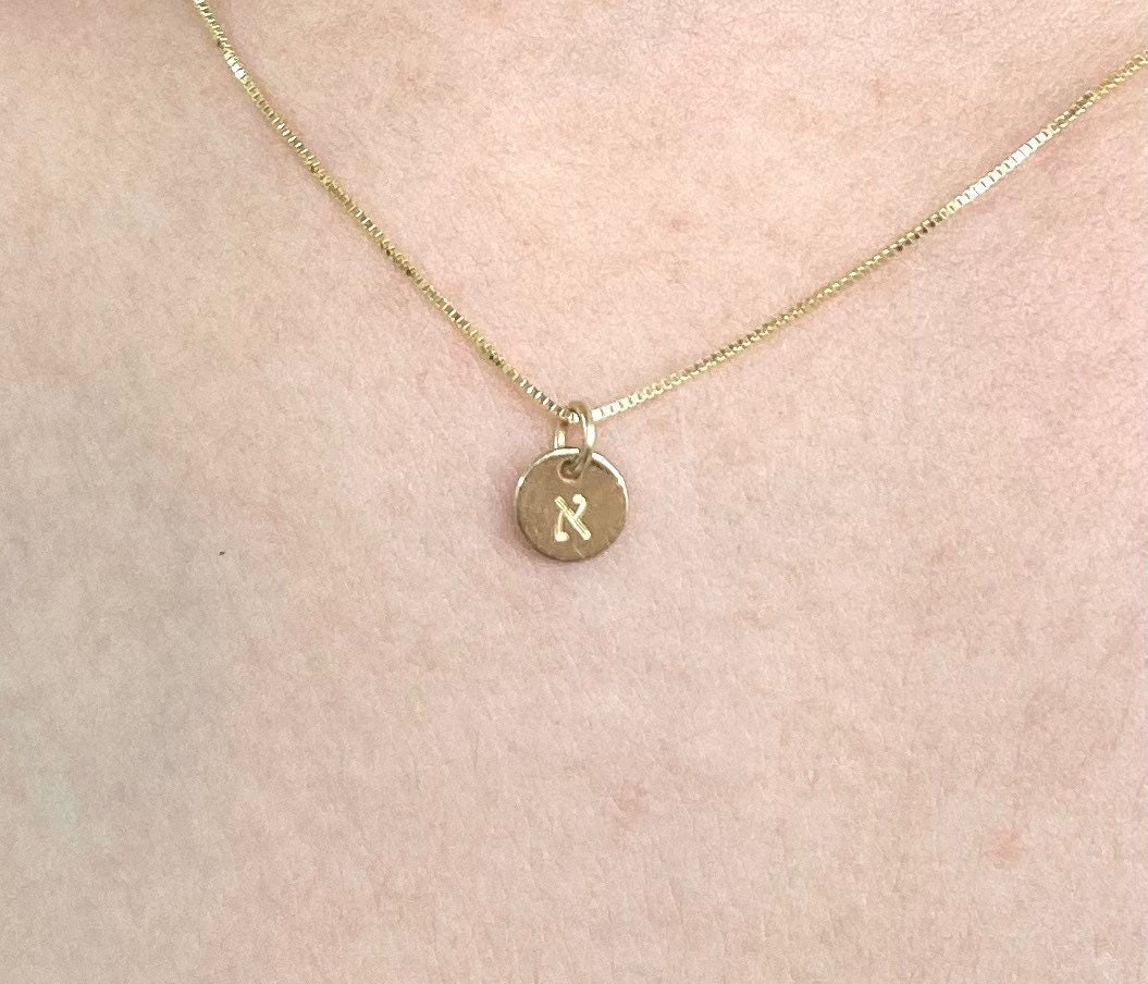 Collana in oro ebraico 14k molto piccola. collana con nome ebraico in oro. ciondolo con iniziale ebraica. Collana con ciondolo con lettera. Collana pe