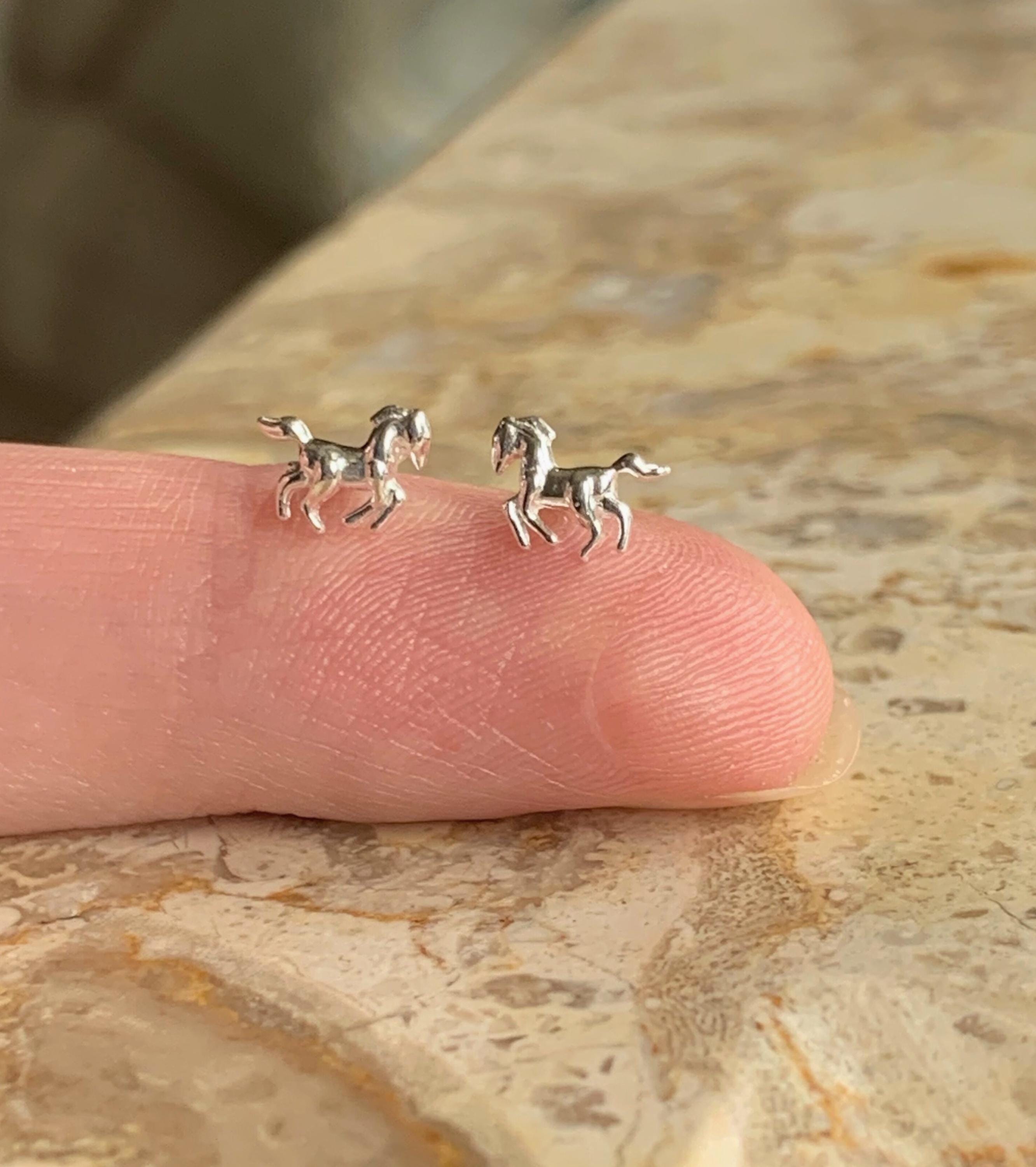 Teeny Sterling Silber Pferd Ohrstecker. Zierliche 925er Sterling Pferd Ohrstecker 6,5 mm Pferde Ohrstecker. Perfekte minimalistische Ohrstecker. So De