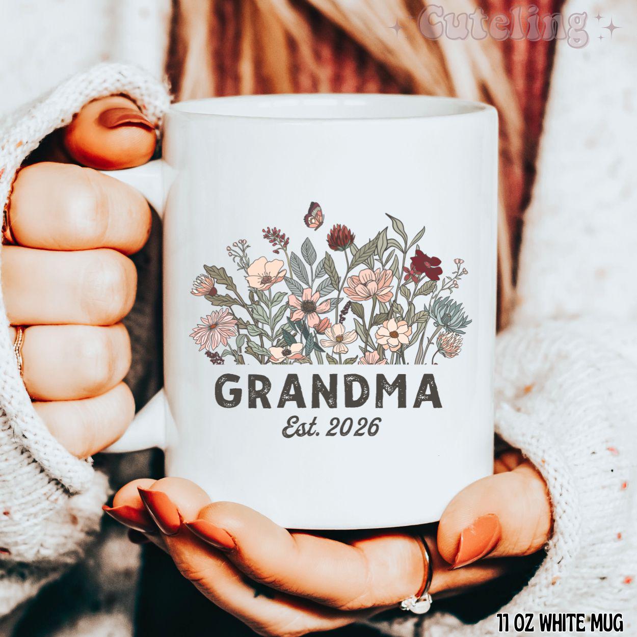 Benutzerdefinierte Oma Tasse, Oma Est 2026Mug, Schwangerschaft offenbaren Geschenk Neue Oma Geschenk Neue Baby Ankündigung Wildblumen Tasse für Oma Na