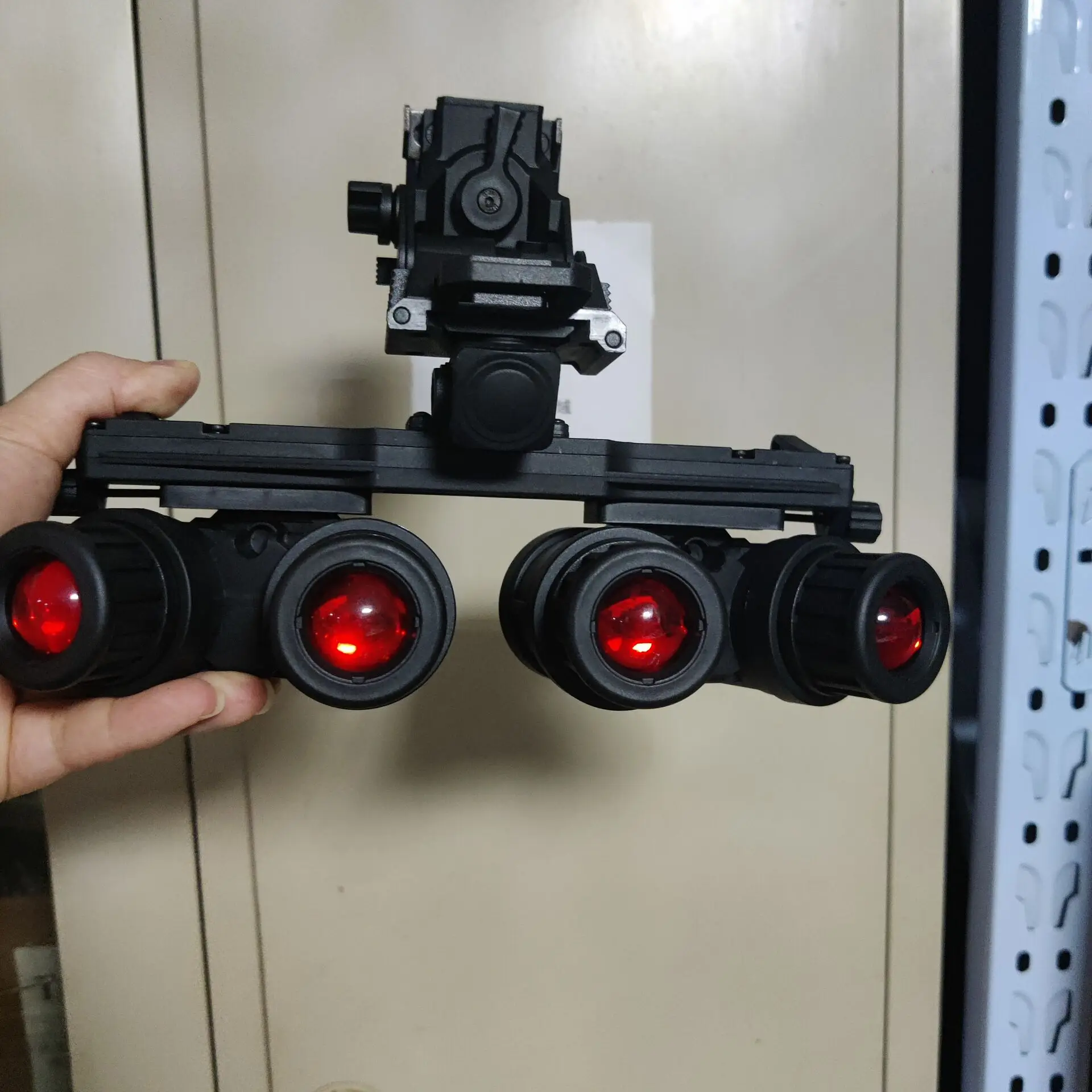 GPNVG 18 Occhiali per visione notturna a quattro tubi Casco tattico fittizio Lente a luce rossa Modello di dispositivo per visione notturna per gioco tattico cosplay