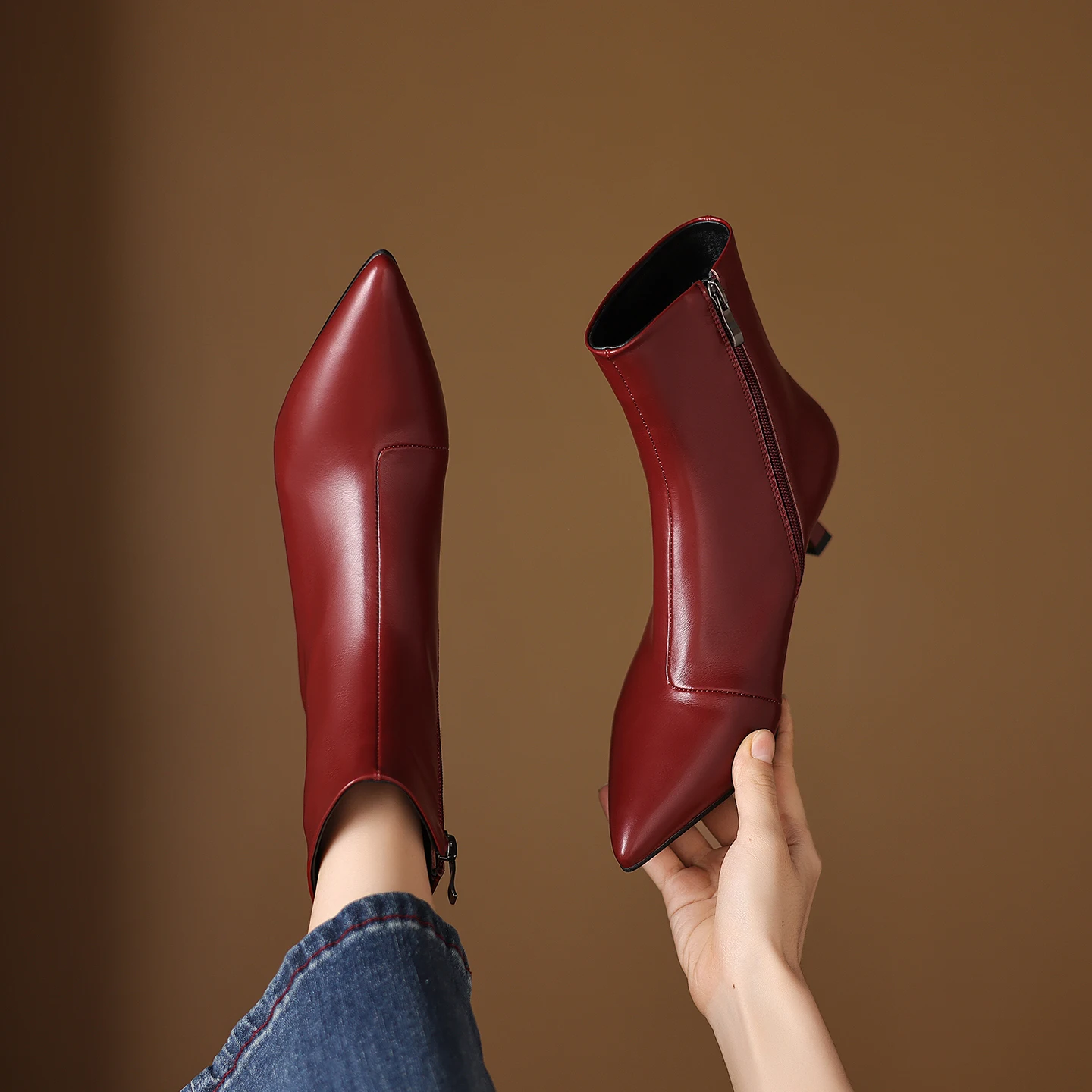 Handgefertigte Stiefeletten aus echtem Leder für Herbst und Winter mit spitzer Zehenpartie, moderne Damenstiefel, rote High Heels, elegante Pumps