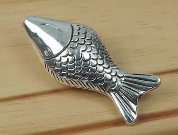 Perlina focale a forma di pesce in lega/peltro argento anticato 52 x 22 mm (p116)